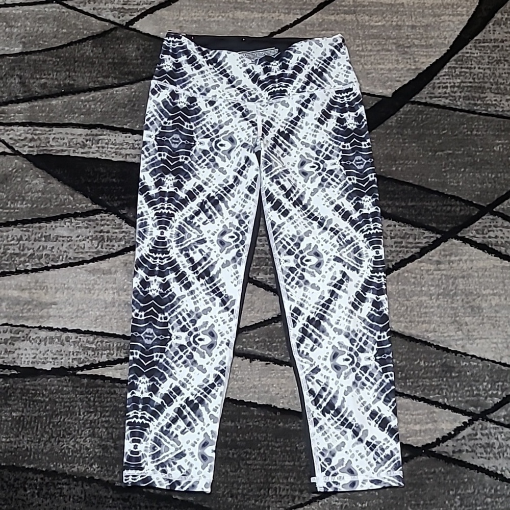 VSX SPORT 2016 CROP KNOCKOUT BY VICTORIA SECRET LEGGINGS